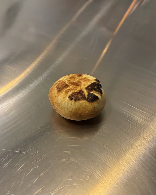 Pieza de pastelería sobre una bandeja en la cocina de Diosa Café, publicada el 16 de julio de 2026
