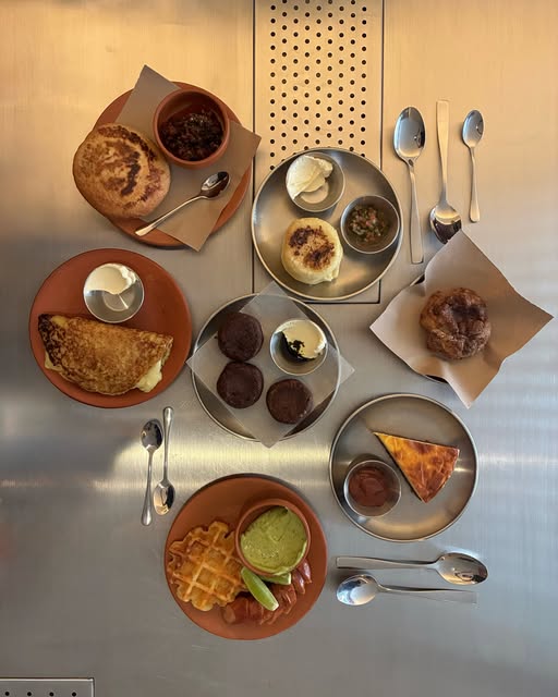 Selección de pastelería y amasijos servidos en Diosa Café, publicada el 2 de julio de 2026