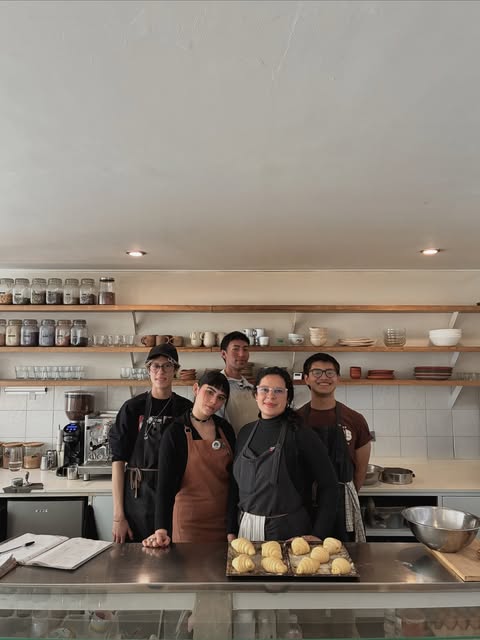 Equipo de Diosa Café junto a una bandeja de panadería, publicado el 14 de junio de 2026